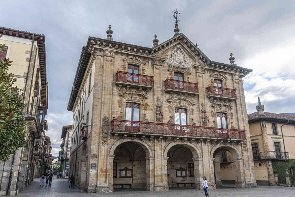 Guipúzcoa - Oñati 03 - plaza de Los Fueros - Ayuntamiento.jpg